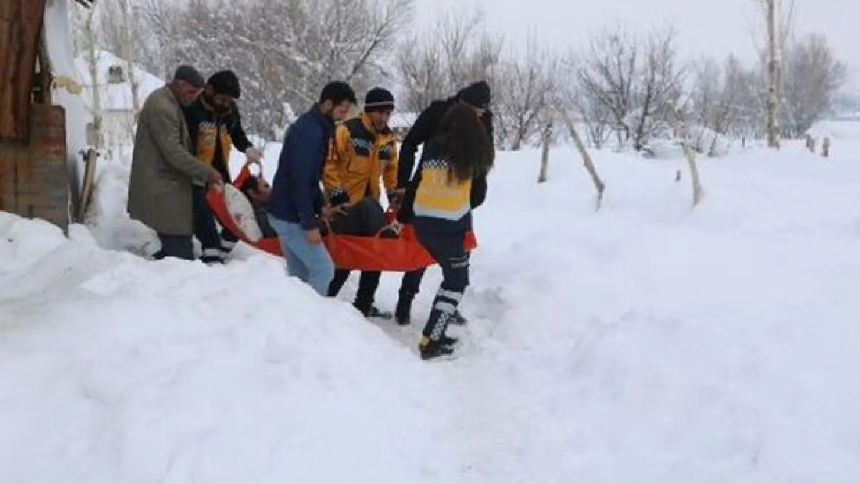 Yolu kardan kapalı köydeki hasta için ekipler seferber oldu