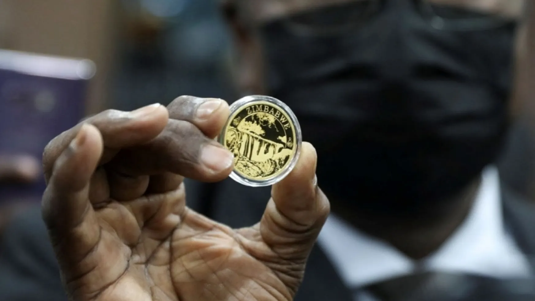 Zimbabve, dolarla mücadele için 'altın para' bastı