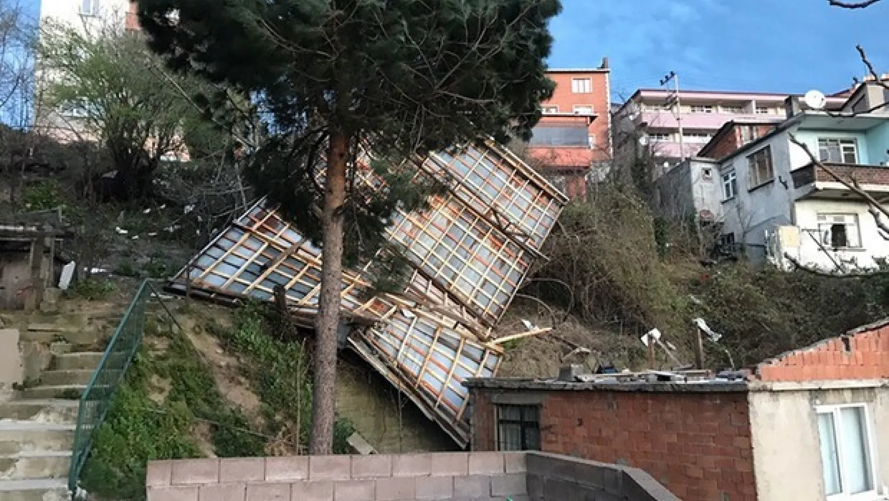 Zonguldak'ta şiddetli rüzgar çatıları uçurdu