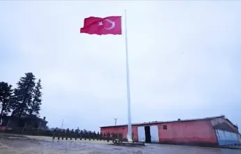 Kamışlı'da dev Türk bayrağı göndere çekildi