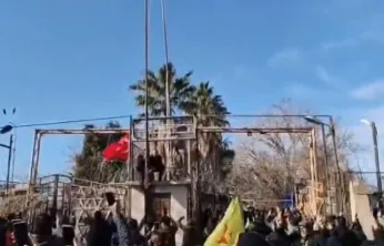 Kamışlı'da Türk bayrağına saldırı