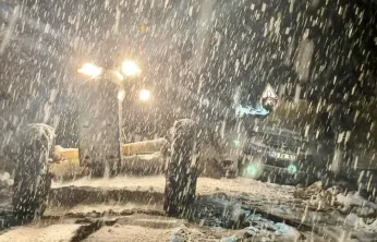 Yoğun kar yolları kesti