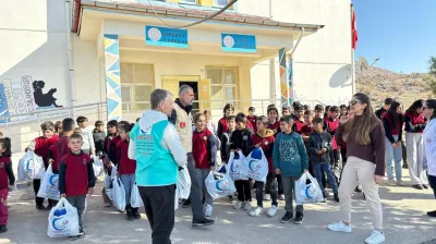 Cansuyu Derneği, Batman'da Yüzlerce Öğrencinin Yüzünü Güldürdü