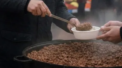 Cuma namazı çıkışı cemaate domuz kavurması yedirdi
