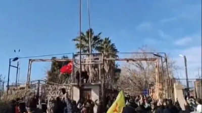 Kamışlı'da Türk bayrağına saldırı