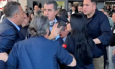 Özgür Özel, Sırrı Süreyya Önder töreni çıkışında saldırıya uğradı
