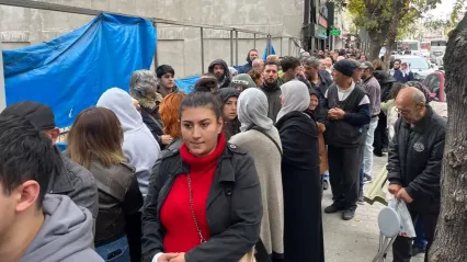 Sosyal konut başvurusu için saatlerce kuyrukta beklediler