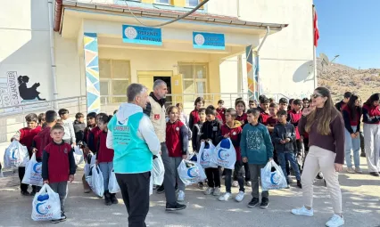 Cansuyu Derneği, Batman'da Yüzlerce Öğrencinin Yüzünü Güldürdü