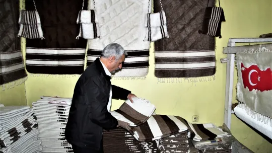 Siirt'in Bacasız Fabrikası Battaniye Yapımı  Devletten Destek Bekliyor