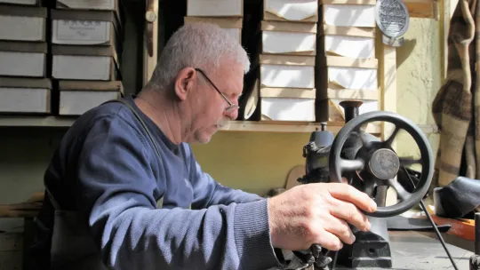 Elli Yıldır Ağaç Çivi ile Ayakkabı Yapıyor