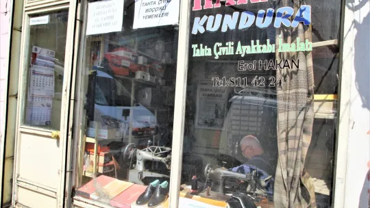 Elli Yıldır Ağaç Çivi ile Ayakkabı Yapıyor