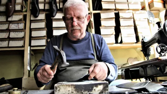 Elli Yıldır Ağaç Çivi ile Ayakkabı Yapıyor