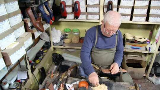 Elli Yıldır Ağaç Çivi ile Ayakkabı Yapıyor