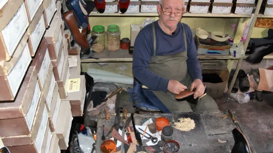 Elli Yıldır Ağaç Çivi ile Ayakkabı Yapıyor