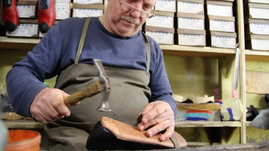 Elli Yıldır Ağaç Çivi ile Ayakkabı Yapıyor