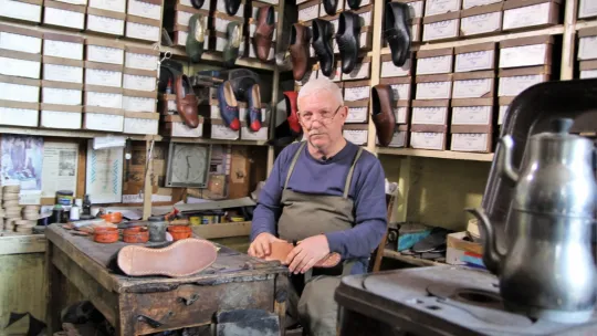 Elli Yıldır Ağaç Çivi ile Ayakkabı Yapıyor
