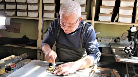 Elli Yıldır Ağaç Çivi ile Ayakkabı Yapıyor