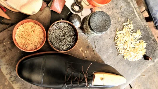 Elli Yıldır Ağaç Çivi ile Ayakkabı Yapıyor