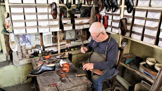 Elli Yıldır Ağaç Çivi ile Ayakkabı Yapıyor