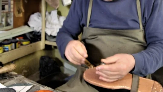 Elli Yıldır Ağaç Çivi ile Ayakkabı Yapıyor