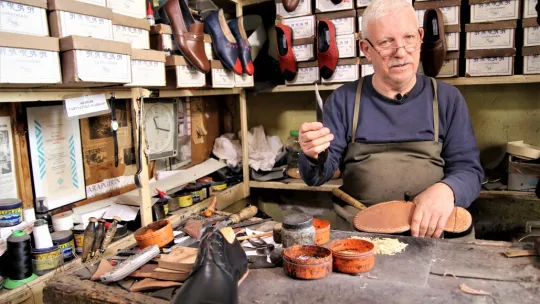 Elli Yıldır Ağaç Çivi ile Ayakkabı Yapıyor