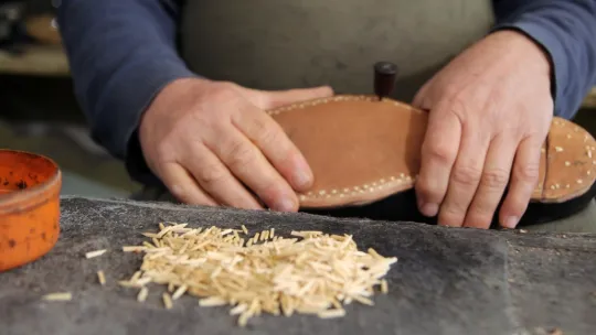 Elli Yıldır Ağaç Çivi ile Ayakkabı Yapıyor