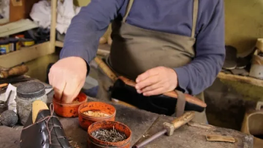 Elli Yıldır Ağaç Çivi ile Ayakkabı Yapıyor