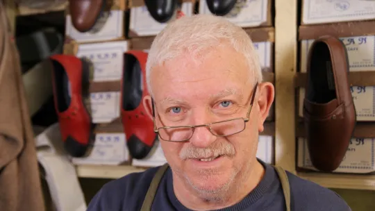 Elli Yıldır Ağaç Çivi ile Ayakkabı Yapıyor