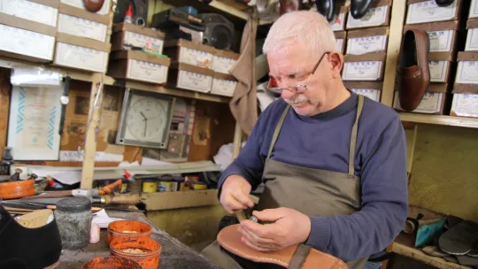 Elli Yıldır Ağaç Çivi ile Ayakkabı Yapıyor