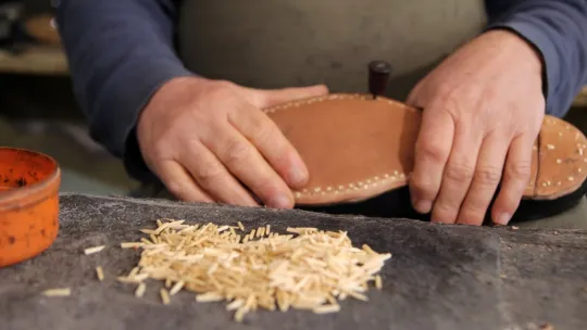 Elli Yıldır Ağaç Çivi ile Ayakkabı Yapıyor