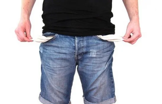 Esnaf batmış, beyefendi yerli uçak türküsü söylüyor