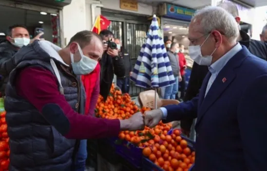 Kılıçdaroğlu selde zarar gören İzmirli esnafı ziyaret etti