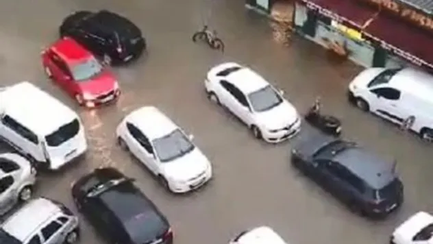 Bursa'yı sağanak vurdu: Yollar göle döndü, evleri su bastı