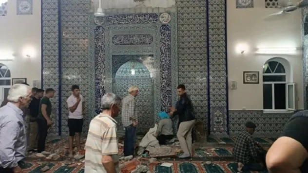 Camide mihrap tacı cemaatin üzerine düştü: Bir ölü