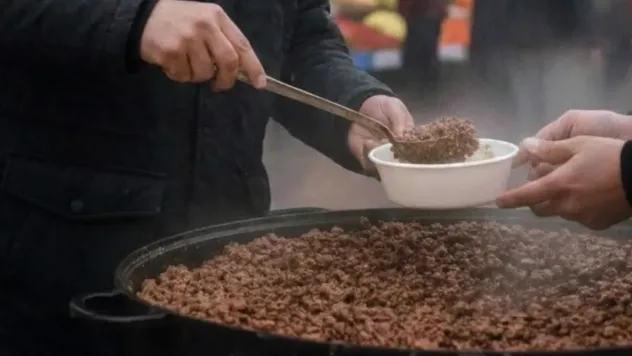 Cuma namazı çıkışı cemaate domuz kavurması yedirdi
