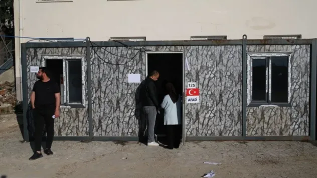 Depremzedeler konteynerlerde oy kullanıyor