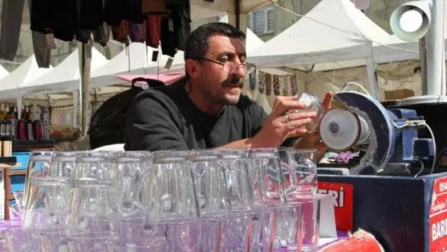 Erzincanlı cam ustası şehir şehir gezerek 40 yıldır sanatını icra ediyor