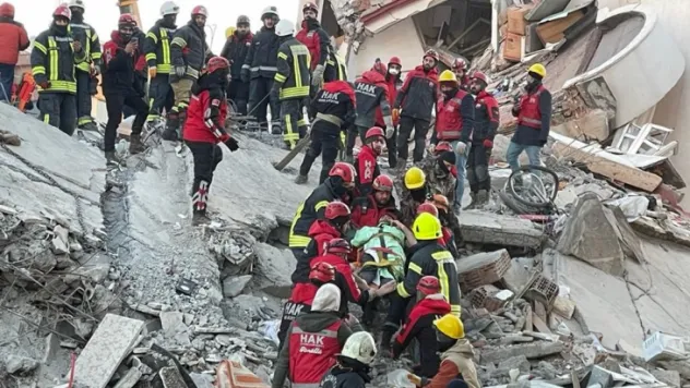 Gaziantep'te 2 kişi depremden 76 saat sonra enkazdan kurtarıldı