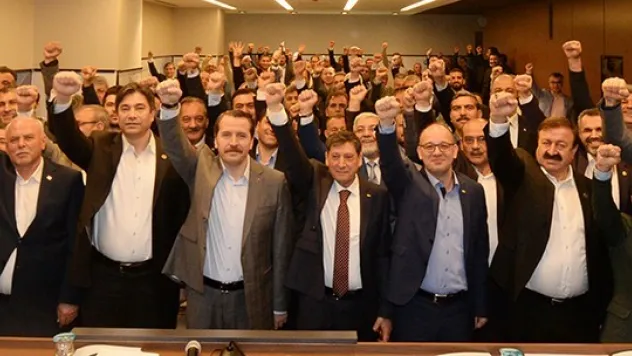 Memursen Sağ Yumruğunu Kadırdı