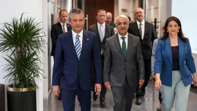 Özel, DEM Parti heyeti ile görüştü