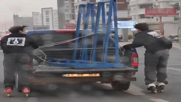 Patenli gençlerin yağışlı havada tehlikeli yolculuğu