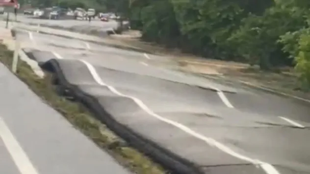 Sel yolda deprem etkisi yarattı
