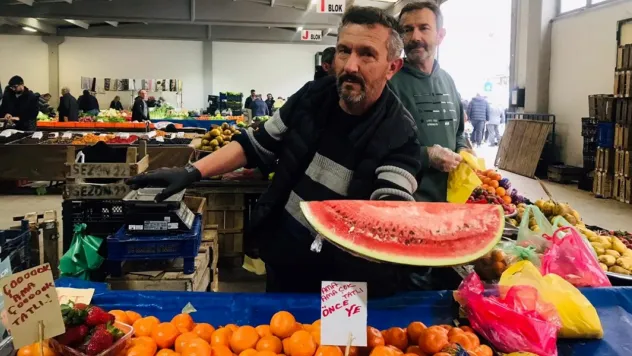 Yılın ilk karpuzu tezgahta: Dilimi 70 liradan satışa sunuldu