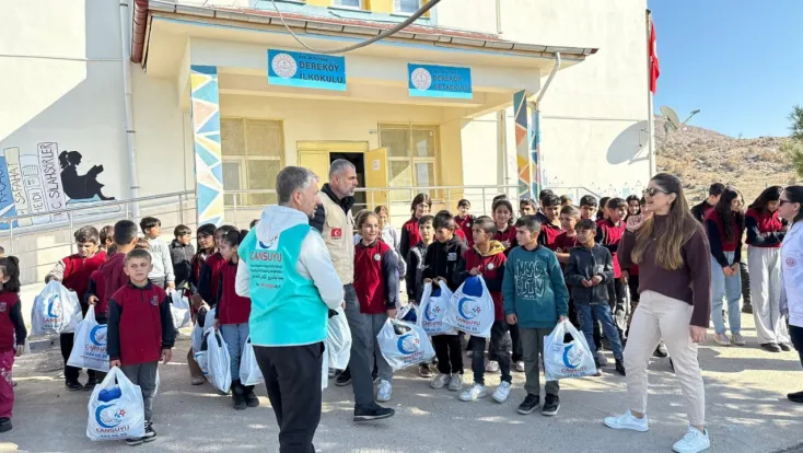 Cansuyu Derneği, Batman’da Yüzlerce Öğrencinin Yüzünü Güldürdü
