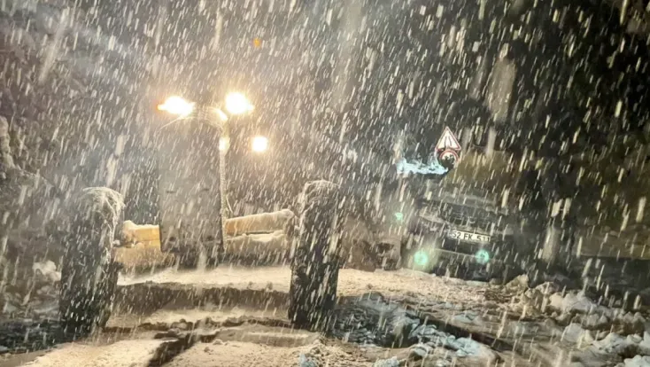 Yoğun kar yolları kesti
