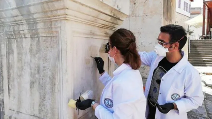 1890 yıllık tarihi kapıya kazınan isimler temizlendi