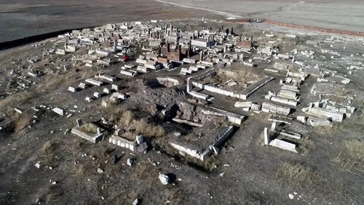 5 bin yıllık mezarlığı talan ettiler