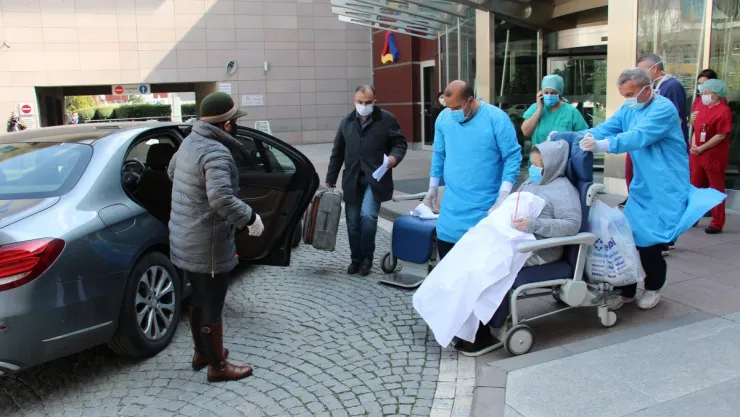 80 ve 89 Yaşındaki Çift Koronayı Yendi