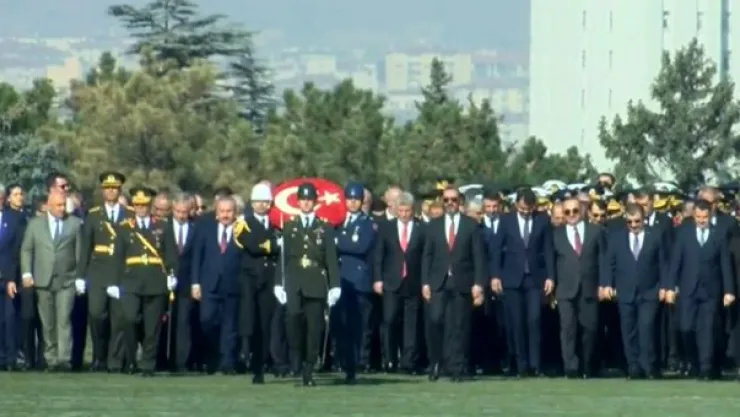 Anıtkabir'de Tõren Başladı