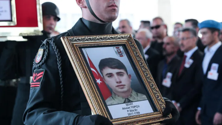 Ankara Şehidine Ağlıyor